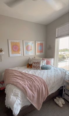 Bedroom Color Ideas Aesthetic, Room Ideas Aesthetic Aura, Preppy Bedroom Ideas Beach, Aura Room Ideas, Pretty Dorm Room Aesthetic, Beachy Dorm Room Aesthetic, Aura Dorm Room, Pink Beach Bedroom Ideas, Aesthetic Summer Room Ideas