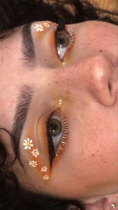 Aesthetic Make Up Ideas, Flower Look Makeup, Halloween Flower Makeup, Cottage Core Make Up Look, 70s Themed Makeup, Flower Eye Shadow, Eye Makeup Creative Art, Flowery Eye Makeup, Orange Flower Makeup