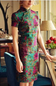 chinese national tang suit - Qipao , linen , several style and color. $33,00, via Etsy. Mode Batik, Chinese Traditional Dress, Tang Suit, Floral Pattern Dress, Batik Fashion, Bridal Fabric, Wedding Lace