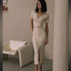 Never Worn Fitted Midi Dress Casual, Vintage Fitted Dress, Knitted Dresses Outfit, Office Midi Dress, Elegant Dress Outfits For Women, Creme Dress Outfit Classy, Feminine Office Wear, Summer Knitted Dress, Elegant Summer Clothes