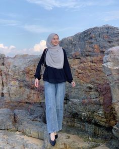 Muslimah Jeans Outfit, Indonesian Outfit Hijab, Casual Hijab Outfit Jeans, Muslimah Fashion Outfits Casual, Outing Outfit, Hijab Style Casual, Hijabi Fashion Casual