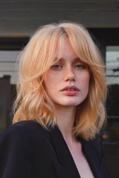 strawberry blonde shaggy lob with bangs Medium Haircuts With Bangs, Bob Fosse, Long Shiny Hair, Light Blonde Hair, Fall Hair Trends, Lob Haircut, Trending Haircuts, Haircuts With Bangs