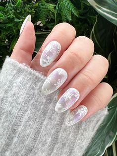 Snowflake Nails Acrylics, Frosted Nails, Winter Wedding Nails, Avatar Ocs, Snowflake Nail Design, Tree Nail Art, Snow Nails, Magnetic Polish, Holiday Nails Winter