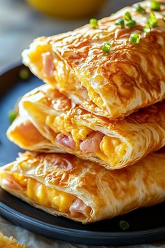 Hot Pockets Large Lunch Ideas, Pepperoni Snack Ideas, Savory Cafe Food, Kid Friendly Lunch Ideas At Home, Quick Lunches At Home, Healthy Meal Ideas Breakfast, Quick And Easy Lunch Ideas For Work, Hot Pockets Homemade, Frozen Food Ideas