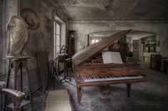 an old piano sitting in the middle of a room