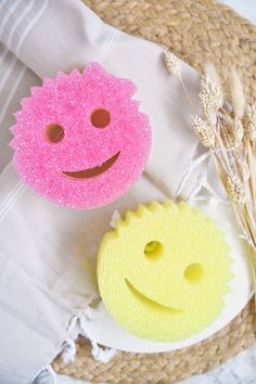 Scrub Mommy & Scrub Daddy, wat is het verschil? |byAranka.nl Scrub Mommy Sponge, Scrub Daddy Cleaning, Cleaning Must Haves, Scrub Mommy