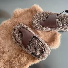 Stay cozy and stylish with our 2022 lamb wool plush Roman sandals. Perfect for autumn and winter. Shop now for fashion and warmth! Winter Sandals With Faux Fur Lining And Round Toe, Brown Faux Fur Casual Slippers, Brown Casual Faux Fur Slippers, Casual Brown Faux Fur Slippers, Casual Closed Toe Sandals For Winter, Fun Beauty Products, Fashion Innovation, Faux Fur Fashion, Roman Sandals