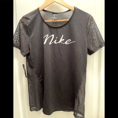 Nike Workout Shirt, Size Large, New With Tags. Nike Cropped Hoodie, Jersey Patriots, Nike Sportswear Women, Tops Nike, Nike Polo, Nike Long Sleeve, Nike Workout, Nike Tank Tops, Dri Fit Shirt