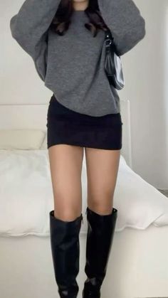 Outfit Mini Skirt, Mini Skirt And Boots, Cool Outfit Ideas, Skirt And Boots, Cool Outfit, Fashion Diy