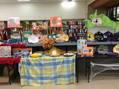 there are many items on the table in this room that is decorated for halloween time