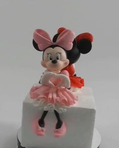 Figuras de Minnie Mouse hechas de azúcar Minnie Mouse Fondant Topper, Minnie Fondant Tutorial, Minnie Mouse Fondant Tutorial, Mickey Mouse Torte, Minnie Mouse Fondant, Minnie Mouse Cakes, Kue Fondant, Fondant Cake Tutorial, Fondant Flower Tutorial