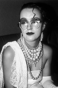 New romantic woman wearing pearls and glasses at The Blitz club London UK 1979 90s Fashion For Women, 1980s Fashion Trends, Wearing Pearls, 80s Punk, 90s Fashion Women, 80's Fashion, Rich And Famous, Romantic Woman