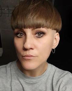 Der Bowl Cut Edgar für Frauen ist eine mutige und moderne Wahl. Diese Frisur kombiniert den klassischen Bowl Cut mit den edgy Elementen des Edgar Cuts. Ideal für Frauen, die einen einzigartigen und auffälligen Look suchen. Diese Frisur eignet sich hervorragend, um Ihre Gesichtszüge zu betonen und gleichzeitig einen kühnen Stil zu zeigen. Mit der richtigen Pflege und Styling wird der Bowl Cut Edgar schnell zu Ihrem neuen Lieblingslook! Shaved Pixie, Fade Cut, Shaved Nape, Undercut Pixie, Girl Short Hair, Undercut, Pixie Cut, New Hair