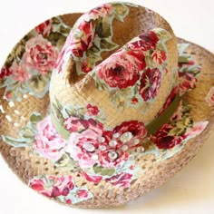 Sombrero Cowboy, Mod Podge Fabric, Diy Mod Podge, Diy Straw, Mod Podge Crafts, Decoupage Diy, Chapeau Cowboy, Painted Hats, Women Diy