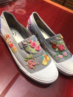 Footwear Illustration, Flat Footwear, Embroidery Accessories, Beaded Shoes, Embellished Shoes, Crochet Mittens, Embroidered Shoes