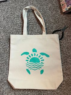 So cute! it is ONE SIDED BY THE WAY!! Beach Bag Painting Ideas, Things To Paint On Tote Bags, Drawings On Bags, Cute Tote Bag Design Paint Aesthetic, Cute Tote Bags Paint