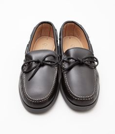 【QUODDY TRAIL MOCCASIN(クオーディートレイル モカシン)】 QUODDY TRAIL MOCCASIN( クオディートレイルモカシン ) はメイン州 ルイストンに工場を構え、現在も Made in Maine を貫く老舗ハンドソーンモカシンのメーカです。かつてメイン州には LLbean などにモカシンシューズを供給する工場が多く存在しましたが、その多くが現在は消滅してしまっています。今では希少なメーカーの 1 つとなっています。その技術は世代を越えて受け継がれ、今もなお愛され続けています。 【商品詳細】サイズ（cm） 8(26cm)8H(26.5cm)9(27cm)9H(27.5cm)10(28cm)素材 CHROMEXCEL LEATHERMADE IN USA当社品番 /m14b744620109＊こちらの商品は店頭でも販売中のため、ご注文頂いた際にすでに完売している可能性がございます。予めご了承ください。 Black Moc Toe Boat Shoes With Rubber Sole, Classic Black Moc Toe Boat Shoes, Black Plain Toe Moccasins With Rubber Sole, Lewiston Maine, Neck Scarf Tying, Moccasin Shoes, Sneakers And Socks, Moccasins Shoes, Card Case Wallet