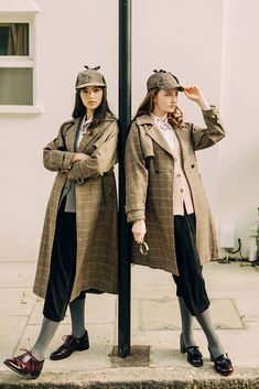 Autumn Reference, Autumn Poses, Style Trench Coat, Arm Model, Patina Style