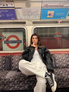 London Streetwear, Ny Outfits, London Tube, Collared Jacket, Idea Photo, Estilo Rock, Paris Outfits, Photo Style