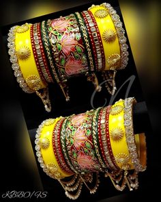 Splendid Yellow & Maroon Hand Painted Indian Bridal Chura Set. Decorated With Beautiful Hand Painting and Metal Figures. Heavy Glass Kundan & Stone Work Is Making This Ensemble More Exclusive. Metal Hanging Chain With Pearls Is Beautified On Bangles. A Perfect Ensemble To Wear On Your Haldi Day. Yellow Bangles Set, Yellow Bangles, Bangles Bridal, Red Bangles, Bridal Chura, Bridal Jewelry Necklace, Bangles Set, Indian Jewellery Design Earrings, Fancy Wedding