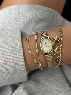 Jewellery Stack Gold, Aesthetic Gold Bracelets, Good Jewelry Aesthetic, Jewelery Stacks, Gold Bracelet Aesthetic, Classy Gold Jewelry, Pretty Stacks