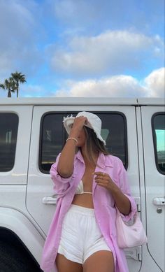 Pink Shirt Beach Outfit, White Beach Outfit Aesthetic, Shorts And Swimsuit Outfit, Beach Outfit Street Styles, Beach Outfit 2023 Women, Aesthetic Pool Outfit, Boat Beach Outfit, Beach Barbie Aesthetic Outfits, Alys Beach Outfit