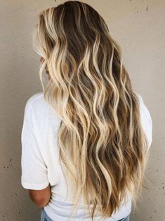 Learn how to make perfect beachy waves hair at home. Beautiful natural beach hair waves tips and hair products that help your curls last all day long. Natural Beach Hair, Best Hair Wand, Beach Hair Waves, Beachy Waves Hairstyles, Hair Texturizer, Magic Hair Curlers, Hair Wand, Surf Hair