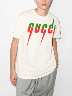 La imagen muestra una camiseta blanca con la palabra “GUCCI” impresa en la parte delantera en letras grandes y estilizadas. Las letras están coloreadas en verde-rojo-verde, que son los colores distintivos de la marca Gucci1. Las camisetas de Gucci son conocidas por su estilo de lujo y diseño exclusivo. Si deseas obtener más detalles o explorar otras opciones de camisetas y polos de diseñador, puedes visitar el sitio web oficial de Gucci12. ¡Espero que esta información te haya sido útil! Highlights White, Gucci Pattern, Beige T Shirt, Gucci T Shirt, Beige T Shirts, Gucci Gucci, Latest T Shirt, Neck Piece, Cotton Logo