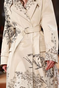 Défilé Alexander McQueen Printemps-été 2018 15 Fairycore Fashion, Embroidery Winter, Painted Clothes, Fashion Tips For Women, Winter Coats, Looks Style, Fashion Details, Sewing Inspiration, Fashion Advice