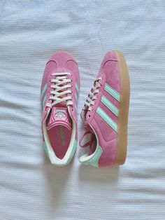 Pink Gazzels, Gazzels Shoes, Shoe Inspo Aesthetic, Pretty Sneakers, Trendy Shoes Sneakers, Preppy Shoes, Pretty Shoes Sneakers, Shoe Wishlist, Cute Sneakers