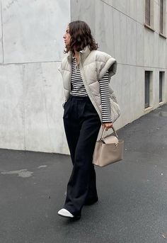 10 looks con jersey de rayas para rendirse al nuevo estilo marinero - Foto 5 Japan Autumn, Relaxed Outfit, Moda Paris, Outfits 2022, Style Ideas, Moda Casual, Cute Fashion, Mix Match, Casual Outfit