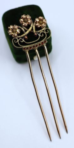 Antique Victorian gold filled flower and garnet hair pin comb, In good antique condition, It's 4"1/8 long 1"1/4 wide . Weighs 12 gram. Thanks. Garnet Hair, Antique Hair Combs, Victorian Hair, Art Deco Hair, Victorian Hairstyles, Vintage Hair Combs, Victorian Gold, Hair Slide, Hair Combs