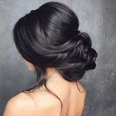 If you're looking for a hairstyle for the wedding that's both elegant bridal chignon with veil, classic chignon wedding hairstyles, low updo wedding hair Low Bun Wedding Hair, Greek Hair, Sanggul Modern, Wedding Haircut, Unique Wedding Hairstyles, Low Updo, Elegant Wedding Hair, Wedding Hairstyles With Veil, Updo Hairstyle