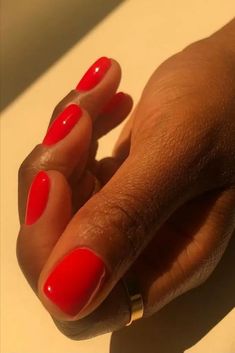 Simple and Classy: Classic Short Red Nails for Dark Skinned Women Acrylic Nail Polish Colors, Classy Nails For Black Women, Bright Red Nails On Brown Skin, Summer Nails 2024 Black Women, Nail Colors For Cool Undertones, Short Red Nails Black Women, Red Nails For Black Women, Red Nails On Tan Skin, Shirt Red Nails