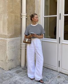 Easy & Effortless Ways To Style Linen Pants | Le Chic Street How To Wear Linen Pants, How To Style Linen Pants, Linen Pants Outfit Summer, White Linen Pants Outfit, Linen Pants Outfit, White Pants Outfit, Black Linen Pants, Summer Pants Outfits, Style Casual Chic