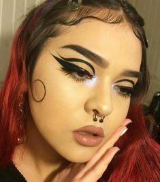 Makeup Looks Anime, Y2k Makeup Looks, Artsy Makeup, Makeup Nude, Y2k Makeup, Bold Eye Makeup, Rave Makeup, Bold Eyes, Face Beat