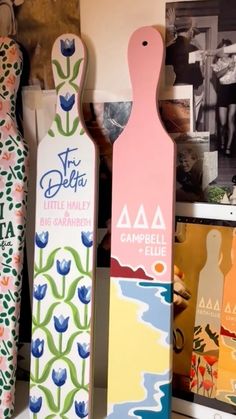 Paddle Sorority, Big Little Paddles, Paddle Ideas, Chi Omega Sorority, Bucket List Book, Sorority Paddles, Tri Delta, Chi Omega, Greek Art