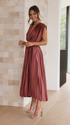 Informal Mother Of The Bride Dresses, Wedding Guest Dress Ideas, Nude Outfit, Pleated Fashion, V Neck Design, Mode Shoes, Look Formal, Tie Maxi Dress, Nude Dress