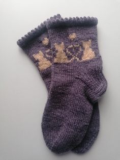 Discover our knitted socks with the pattern Cats, purple. Masterfully handcrafted, these socks feature a fine blend of 49% wool and 51% acrylic for both comfort and durability. With a foot length of 25 cm, these socks are perfect for adding a touch of coziness to everyday wear. The soft purple shade beautifully showcases the cute pattern of two cats joined by a heart, symbolizing their love. Discover the craftsmanship and heartfelt design that 4yourbeauty77 embodies, one stitch at a time. A grea Soft Socks, Hand Knit Socks, Knitted Socks, Soft Sock, Wool Socks, Winter Days, Casual Socks, Winter Day, Small Gift