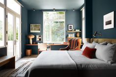 59 Bedroom Color Ideas That'll Help You Wake Up Happier Marine Bedroom, Blue Ceiling Bedroom, Colour Drenching, Studio Shamshiri, Blue Ceiling, Oak Table, Blue Bedroom, Main Bedroom, Bedroom Colors