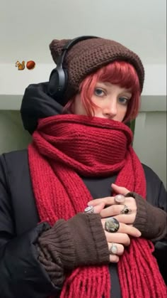 Will Vandom, Estilo Hippy, Red Gloves, Knitted Hat, Aesthetic Girl, Crochet Ideas