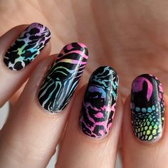 A manicured hand with horse and lion  designs in black and white by Maniology (m135). Animal Gel Nail Designs, Reptile Nail Art, Full Nail Designs, Leave Nails, Wild Nail Designs Fun, Tiger Manicure, Maniology Nail Stamping Ideas, Nail Stamping Designs, New Nail Art Design