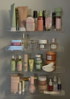 Drømme Bad, Rangement Makeup, Shower Skin Care, Skincare Organization, Pretty Skin Care, Pretty Skin, Clean Girl Aesthetic