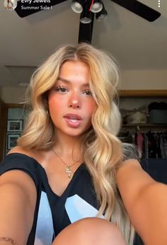 Cute Hair And Makeup, Fits For Blondes, Simple Glowy Makeup Natural Looks, Round Face Aesthetic, Jolene Aesthetic, Scandi Makeup, Preppy Selfie, Beachy Makeup, Sunkissed Makeup