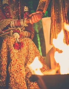 Indian Wedding Aesthetic Couple, Photos Hide Face, Aesthetic Couple Pic, Wedding Aesthetic Couple, Indian Wedding Aesthetic, Indian Wedding Pictures, Indian Wedding Poses, Indoor Wedding Ceremonies