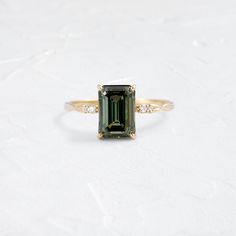 |14k Yellow Gold Green Diamond Wedding Ring, Wedding Rings Emerald Green, Velvet Ring Box, Future Engagement Rings, Twisted Band, Circle Diamond, Band Jewelry, Oval Cut Diamond, Green Diamond