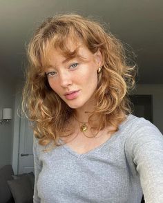 Medium Curly Haircuts, Layered Curly Hair, Blonde Wavy Hair, Curly Hair Photos, Blonde Curly Hair, Wavy Haircuts, Natural Wavy Hair, Haircuts For Wavy Hair