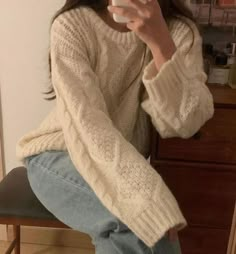 Aesthetic Fall Outfits Cozy, Soft Fall Outfits, How To Style A White Sweater, Cute Everyday Outfits Fall 2023, Neautral Clothing Aesthetic, Stile Blair Waldorf, Adrette Outfits, Knit Sweater Outfit, Fest Outfits