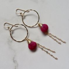 Gemstone Hoop Earrings~ Ruby wire wrapped faceted pear briolettes dangle from textured hoops with a dangle of chain for an elegant look. *Made with 14k gold fill Hoops 1" Shop~ https://hanamauicreations.etsy.com International buyers please read our shipping policies before ordering~ POLICIES~ https://www.etsy.com/shop/HanaMauiCreations/policy?ref=shopinfo_policies_leftnav Boho Mode, Gemstone Hoop Earrings, Earrings Wire, Gold Filled Hoops, Ruby Gemstone, Jewelry Earrings Hoops, Sterling Silber, Beautiful Bracelet, Wire Wrapped