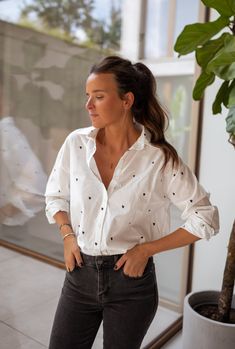 White long sleeve shirt that has dainty little black hearts printed all over. This shirt also has buttons all along the front, as well as a skin tone undergarment/bra is recommended. This shirt can be worn in and out of the office, day or night, dressed up or down all year round! Similar jeans as the ones on the pictures: Grey Baptiste Jeans Sizes: S / M / L S: Length 23.62 in - Width 22.05 inM: Length 24.41 in - Width 22.83 inL: Length 25.20 in - Width 23.62 in Contexture: 100% cotton Washing: Simple Work Outfits, Business Casual Fall, White Shirt Outfits, Core Wardrobe, Parisian Women, Blouse Jeans, White Long Sleeve Shirt, Jeans Outfit, Jacket Pattern